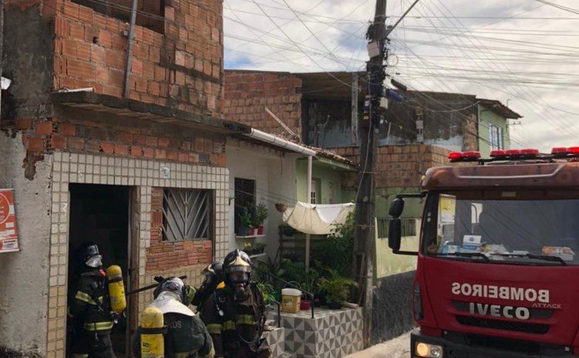 Corpo de Bombeiros é acionado para controlar incêndio em cômodo de casa no Jacintinho