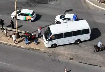 Acidente entre moto e micro-ônibus deixa mulher ferida em Arapiraca