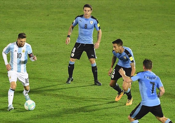 Argentina não sai do 0 a 0 com o Uruguai e segue com vaga ameaçada
