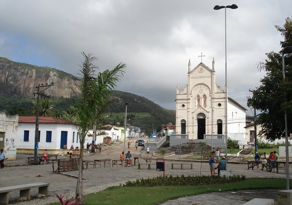 Homem sobe no telhado, tira parte do teto e invade casa de ex-companheira em Tanque D'Arca
