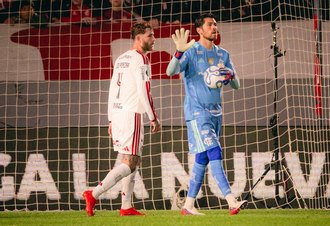 Sem chutar a gol na Argentina, Flamengo sobrevive contra o Estudiantes na Libertadores