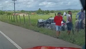 Condutor fica ferido em acidente entre carro e carreta na BR-101