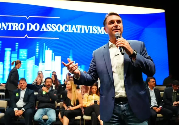 Flávio Bolsonaro faz visita ao pai em prisão domiciliar e recebe apoios em São Paulo