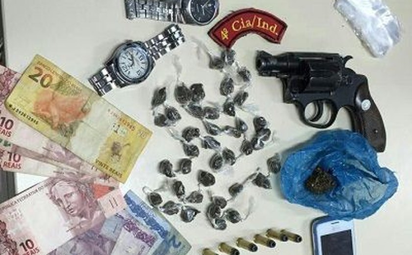 Trio é preso em residência após flagrante de tráfico de drogas em Cajueiro