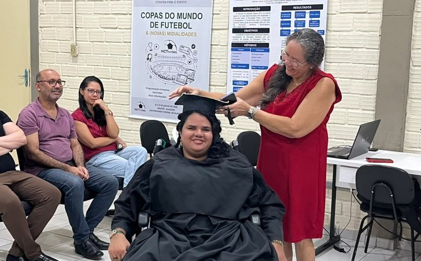 Egressa da Ufal conclui graduação em cerimônia marcada pela superação
