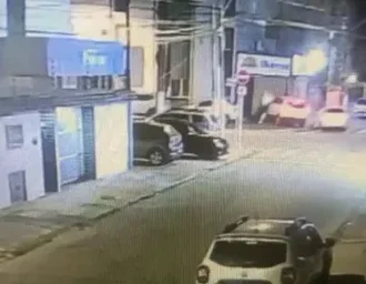 Colisão entre carros termina com veículo atingindo fachada de hotel