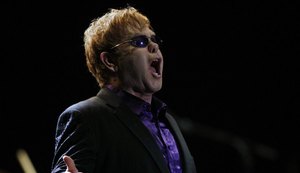 Cantores Elton John e James Taylor farão quatro shows no Brasil em 2017