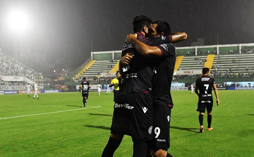 Chapecoense sofre virada do Lanús e tropeça em casa pela Libertadores