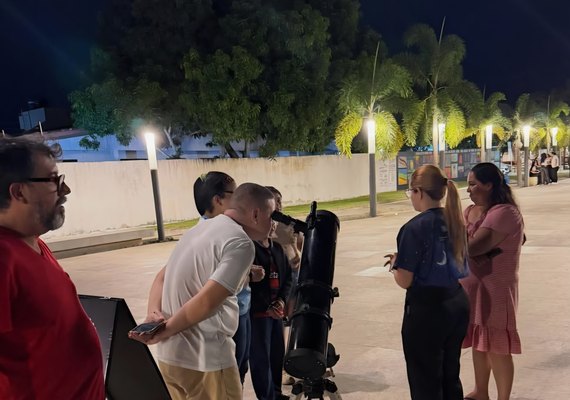 Famílias contemplam estrelas nas noites de Arapiraca