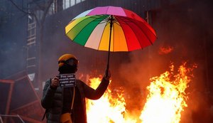 Manifestantes protestam contra brutalidade policial e política de segurança em Paris