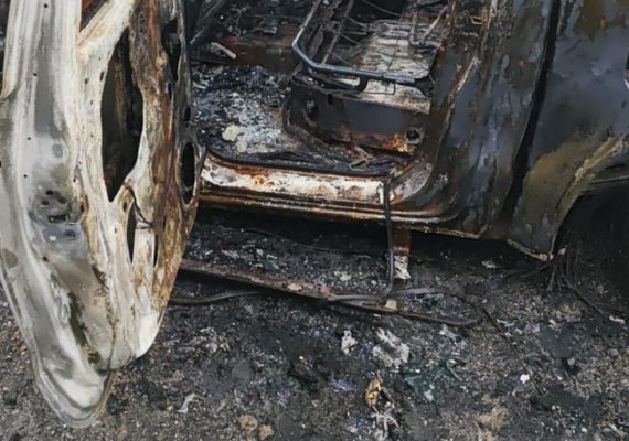 PC investiga corpo carbonizado em caminhonete queimada