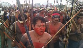 Índios protestam em Brasília e entram em confronto com PM
