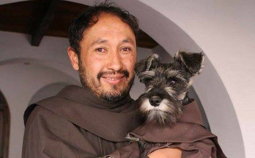 Monges adotam cão de rua e o transformam em 'frei'