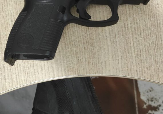 Dois homens são autuados por posse ilegal de arma após serem presos no Clima Bom