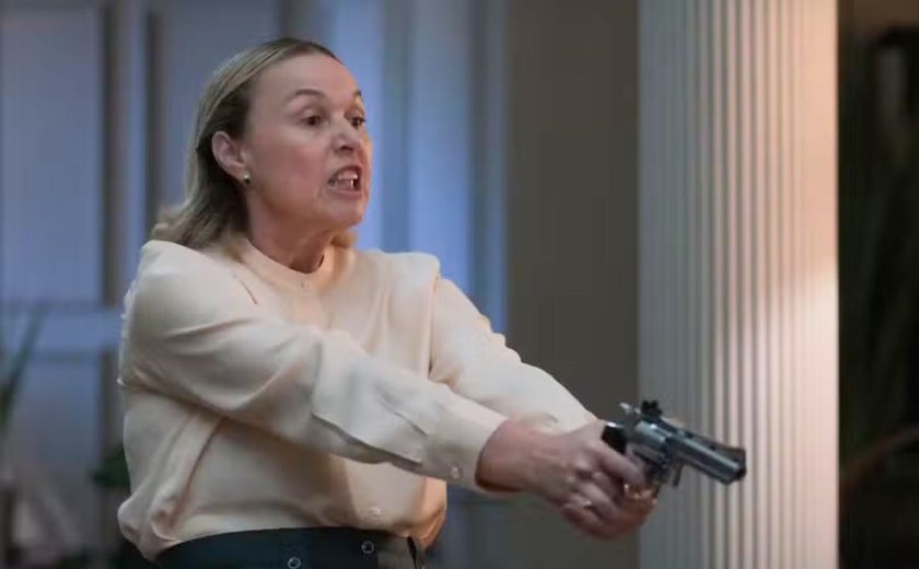 Helga chantageia Arminda com pedido absurdo e arma cilada