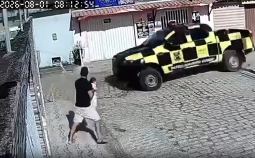 Motocicleta e viatura da SMTT quase atingem pai e filho durante perseguição em Rio Largo