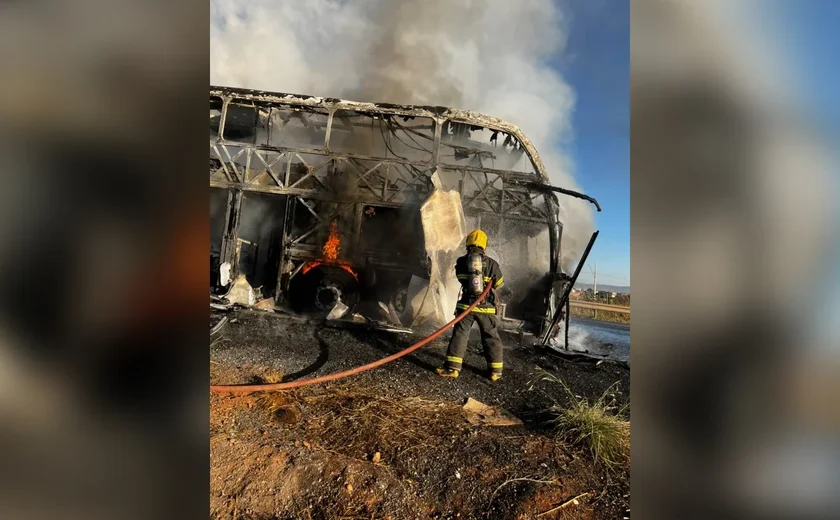 Ônibus com 65 passageiros pega fogo e interdita rodovia em MG