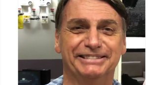 Jair Bolsonaro ingere alimentos pastosos