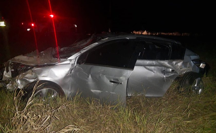 Motorista perde controle de veículo e capota na rodovia AL-115 em Lagoa da Canoa