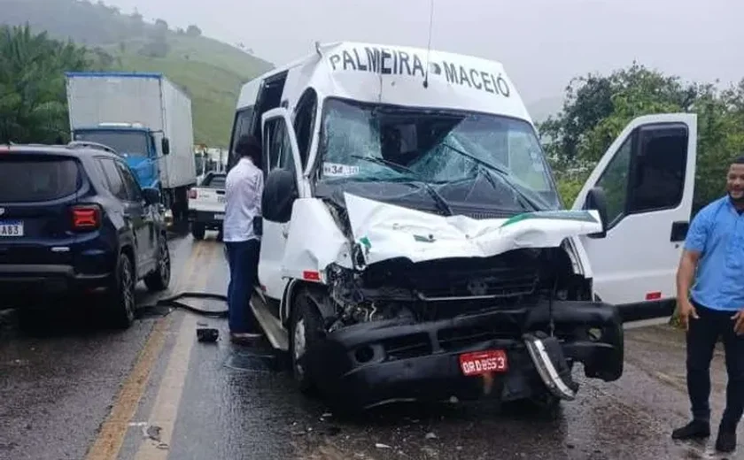 Colisão entre van e caminhão deixa 11 feridos na BR-316, em Atalaia