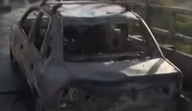 Veículo pega fogo na Ponte do Reginaldo e queima totalmente; suspeita é de incêndio criminoso