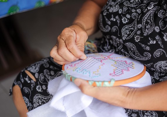 Mulheres ocupam cada vez mais espaço no artesanato alagoano