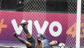 Atlético-PR supera Botafogo com falha de Gatito e sonha com Libertadores