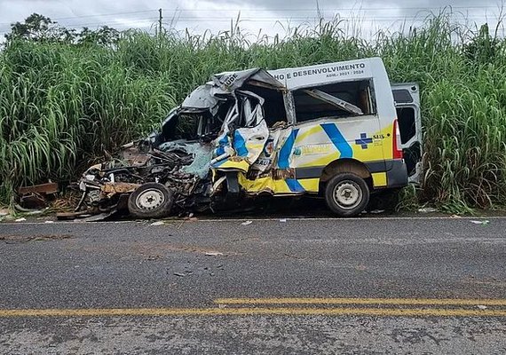 Acidente com van e caminhão deixa pelo menos 12 mortos e feridos em Tocantins