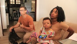 Família entra com ação para conseguir tratamento da filha de 3 anos