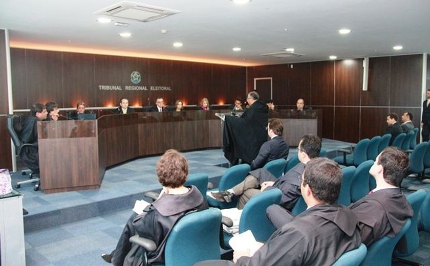 No TRE, 13 prefeitos eleitos esperam julgamentos em Alagoas