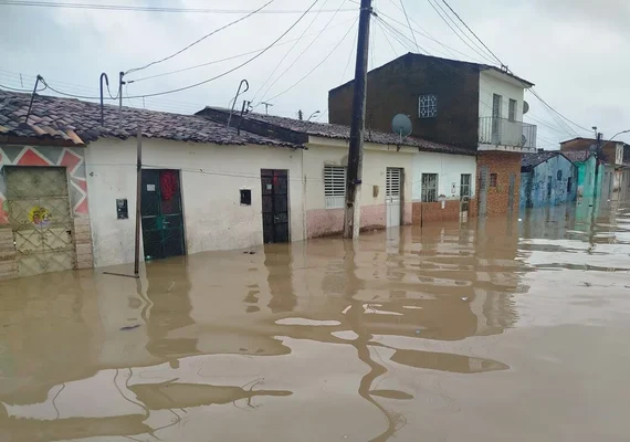 Em São Miguel dos Campos, rio transborda e invade residências deixando desalojados