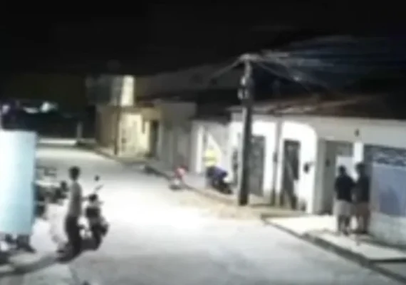 Câmera de segurança flagra momento que jovem é morto com golpe de faca durante discussão