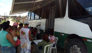 Famílias que ocupam terreno recebem serviços do expresso da cidadania