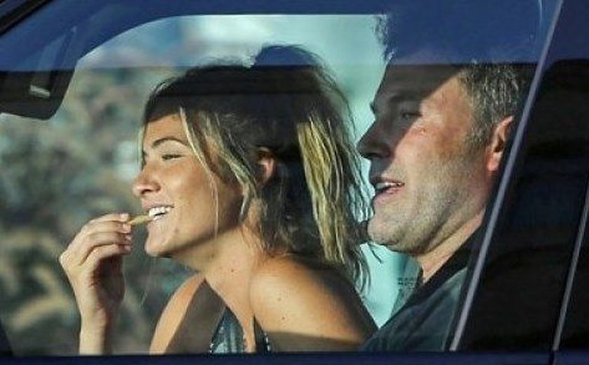 Mãe desaprova namoro de playmate com ator Ben Affleck: 'Ele é muito velho para ela'