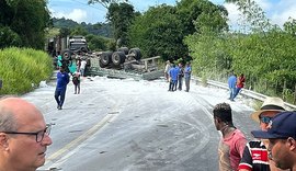 Três pessoas ficam feridas após acidente entre caminhão e carro em Joaquim Gomes