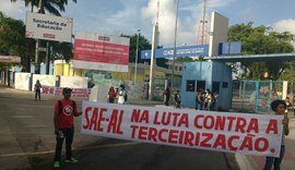 Manifestantes fecham o Cepa em protesto contra a terceirização e reforma