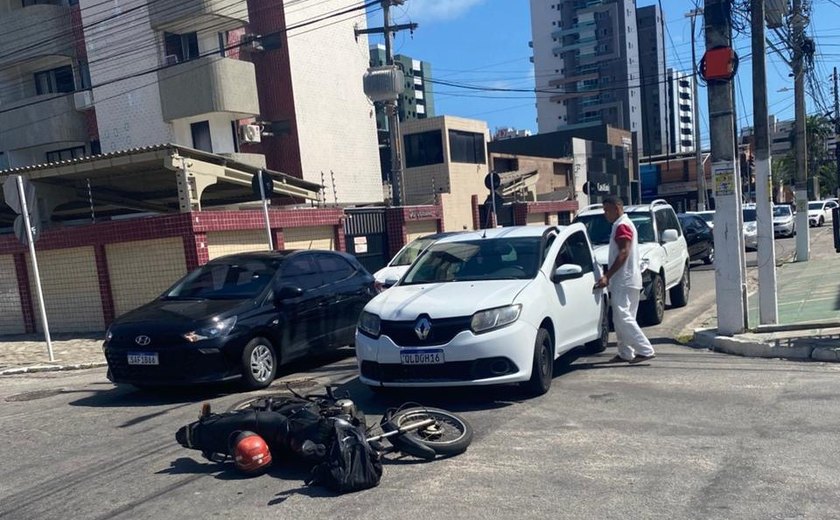 Motoqueiro de 60 anos sofre acidente com carro em cruzamento na Jatiúca