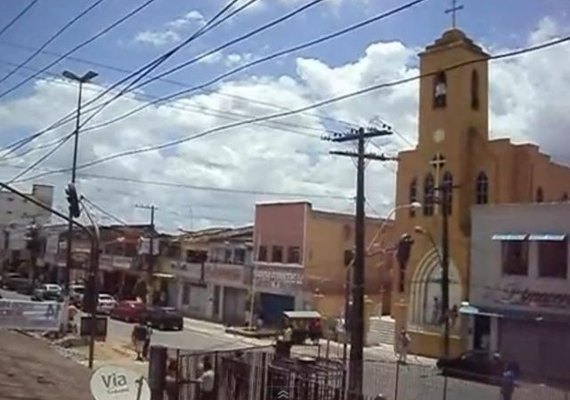 Bandidos invadem loja de eletroeletrônicos e levam celulares, notebooks e televisores