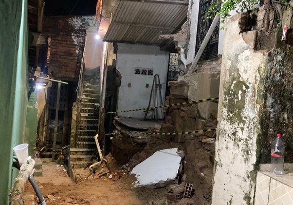 Muro desaba e interdita três imóveis no bairro do Feitosa
