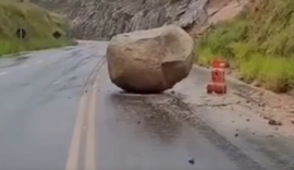 Pedra se desprende, desaba e vai parar no meio da BR-416, na Serra da Catita
