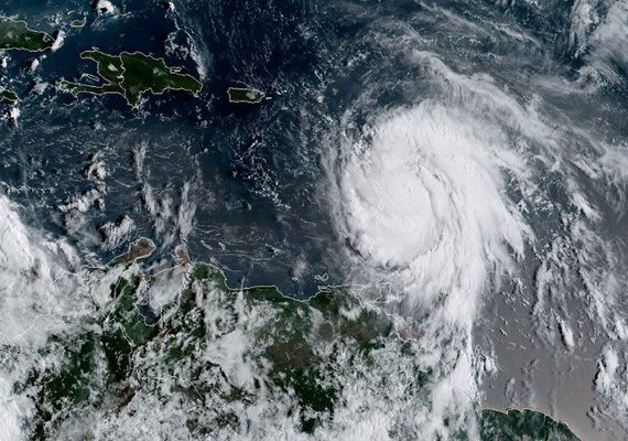 Furacão Maria ganha força e sobe para categoria três