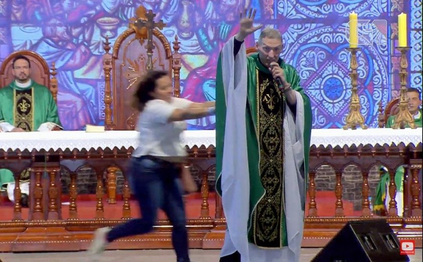 Mulher empurra Padre Marcelo Rossi de altar durante missa; confira o vídeo
