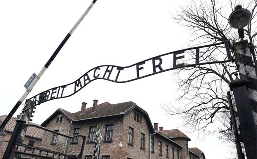 Homem é condenado por postar na internet réplica em miniatura de Auschwitz