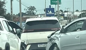 Engavetamento com quatro veículos é registrado em Arapiraca