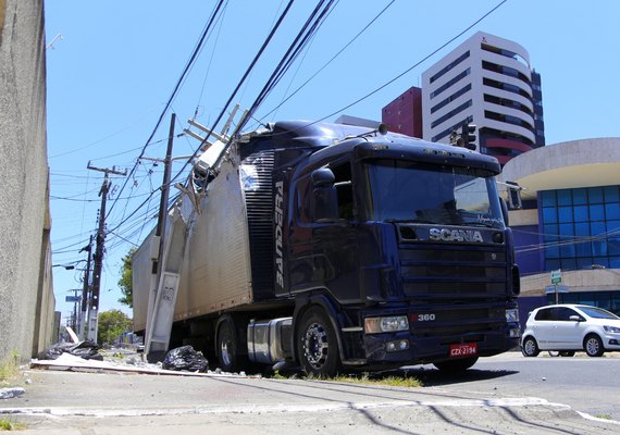 Carreta bate em poste e deixa parte de bairro sem energia em Maceió