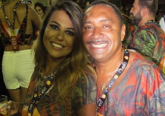 Mullher de Tiririca chama a atenção no camarote da Sapucai