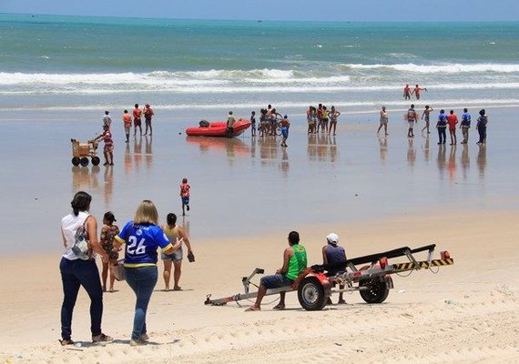 Bombeiros retomam buscas por adolescente que sumiu na Praia do Francês