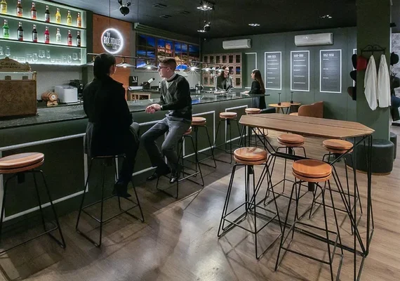 Cooperativa de crédito instala bar dentro de agência e transforma cofre em adega