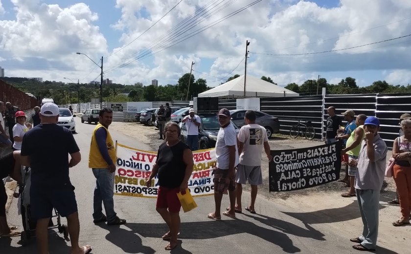 Moradores são alvos de bombas durante protesto