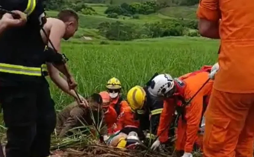 Mulher fica gravemente ferida após carro capotar em ribanceira no Litoral Norte de Alagoas